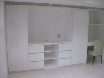 清潔感のある真っ白な壁面収納にリフォーム 清潔感のある真っ白な壁面収納にリフォーム